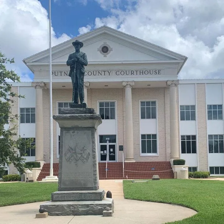 A Statue Infront of the Putnam County Florida Courthouse