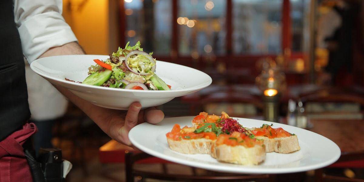 Best restaurants Palm Coast for business lunches - outdoor dining setting